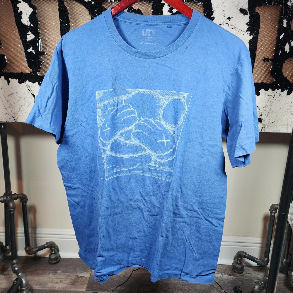 Men's Uniglo KAWS Hands over Face shirt SZ XL